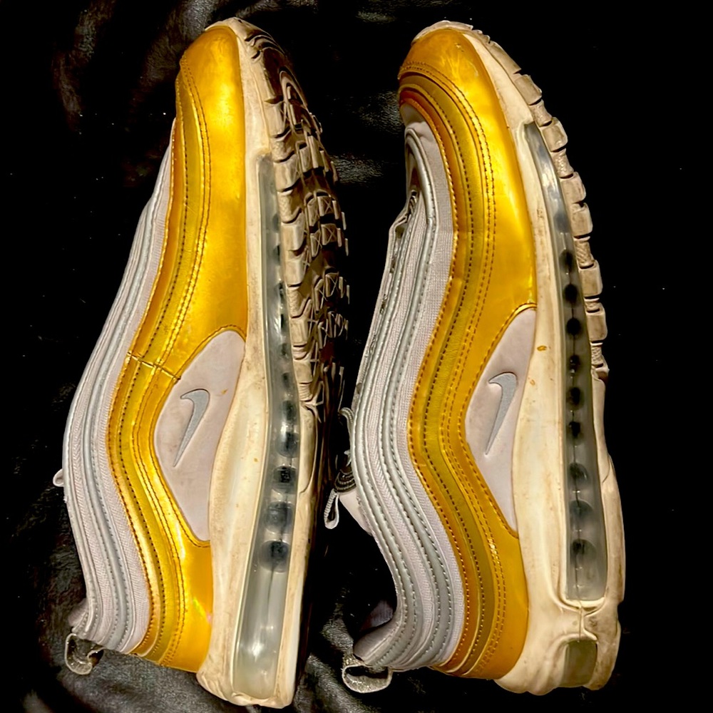 Gold and silver Nikes ✔️